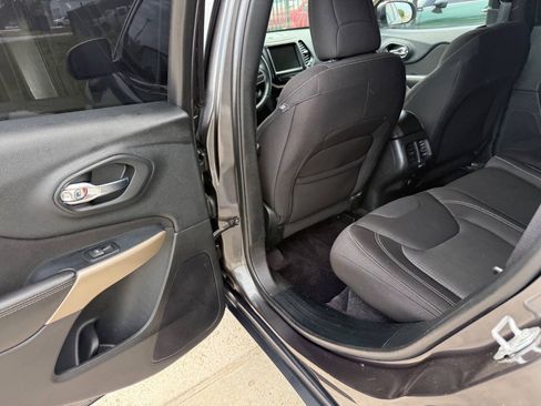 Used 2017 Jeep Cherokee Latitude w/ Comfort & Sound Group FWD image 15