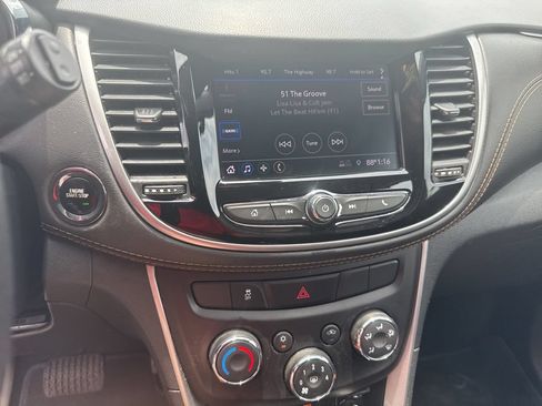 Used 2021 Chevrolet Trax LT w/ Driver Confidence Package FWD image 2