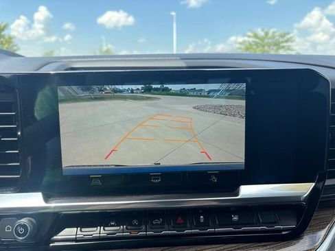Used 2022 Chevrolet Silverado 1500 LT w/ Convenience Package II AWD/4WD image 7