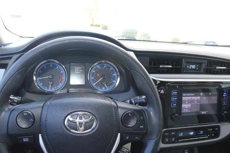 Used 2017 Toyota Corolla LE w/ Carpet Mat Package (TMS) FWD image 29