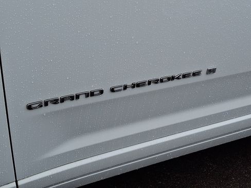 Used 2022 Jeep Grand Cherokee Overland AWD/4WD image 33