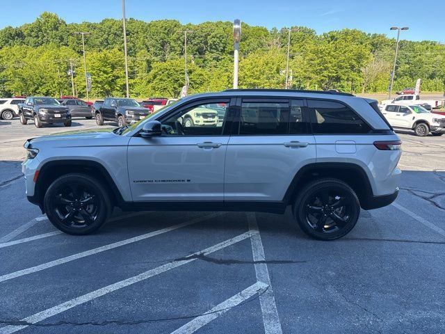 Used 2024 Jeep Grand Cherokee Altitude AWD/4WD image 2