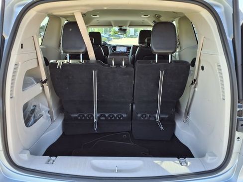 Used 2023 Chrysler Pacifica Touring-L FWD image 12
