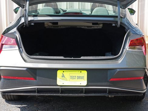 Used 2025 Hyundai Elantra SEL FWD image 9