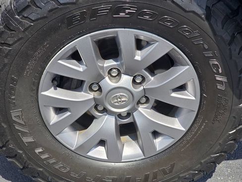 Used 2019 Toyota Tacoma SR5 AWD/4WD image 10