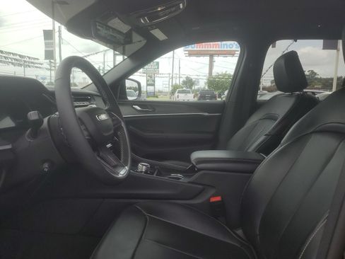 Used 2025 Jeep Grand Cherokee Limited w/ Luxury Tech Group II RWD image 8