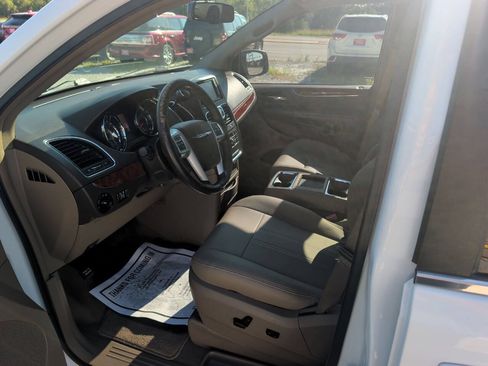 Used 2015 Chrysler Town & Country Touring FWD image 13