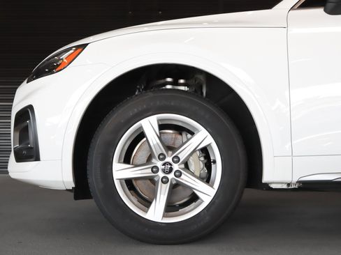 Used 2023 Audi Q5 2.0T Premium w/ Convenience Package image 4