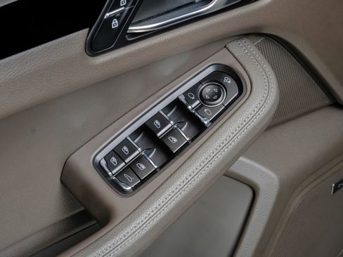 Used 2023 Porsche Macan Turbo AWD/4WD image 45