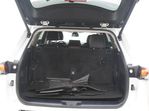 Used 2024 Toyota Highlander XLE AWD/4WD image 17