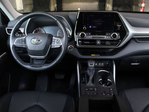 Used 2025 Toyota Highlander XLE AWD/4WD image 18