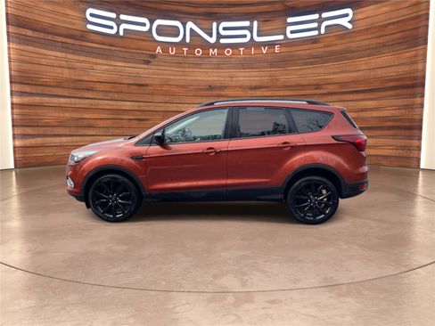 Used 2019 Ford Escape SE image 2