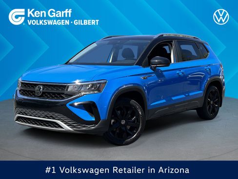 Used 2023 Volkswagen Taos SE w/ Panoramic Sunroof Package FWD image 1