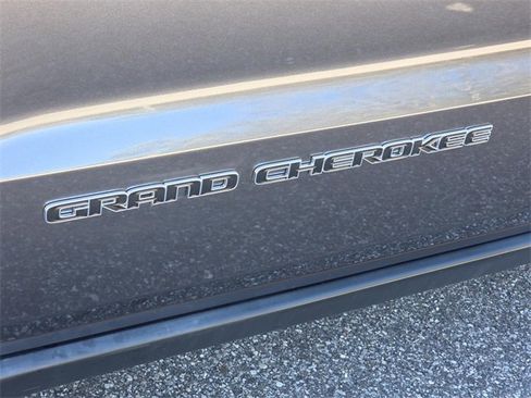 Used 2019 Jeep Grand Cherokee Laredo image 27