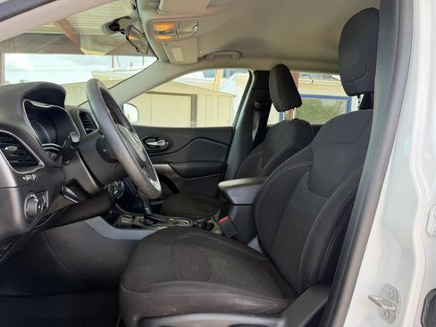 Used 2019 Jeep Cherokee Latitude w/ Popular Appearance Group FWD image 9