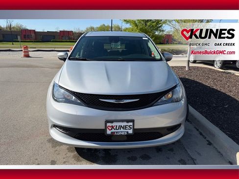 Used 2023 Chrysler Voyager LX FWD image 3