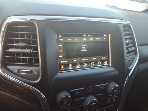 Used 2020 Jeep Grand Cherokee Laredo RWD image 21