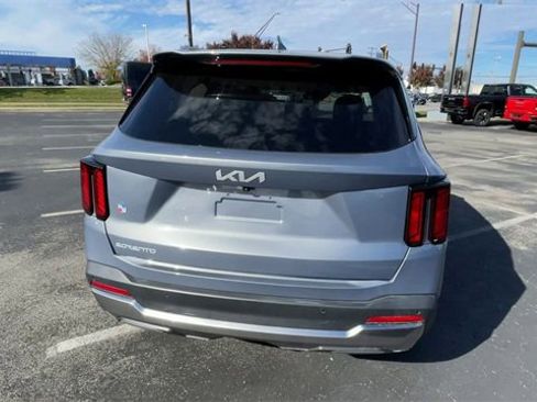 Used 2024 Kia Sorento S image 9
