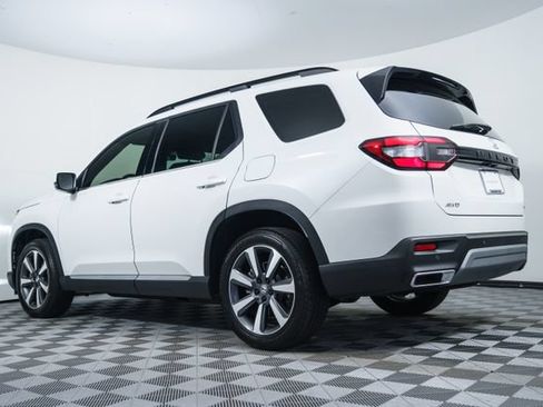 Used 2025 Honda Pilot Touring image 3