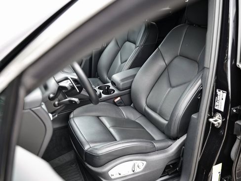 Certified 2024 Porsche Macan image 5