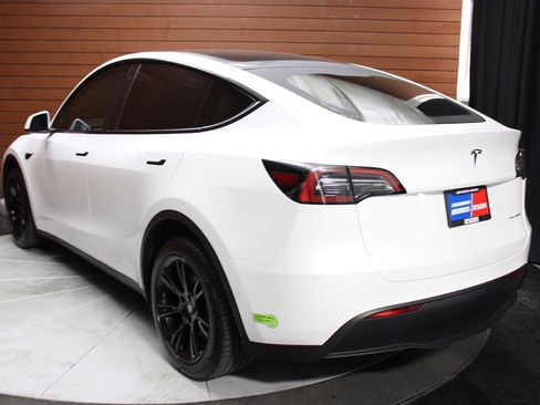 Used 2022 Tesla Model Y Long Range image 58