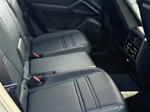 Used 2025 Porsche Cayenne Coupe AWD/4WD image 20
