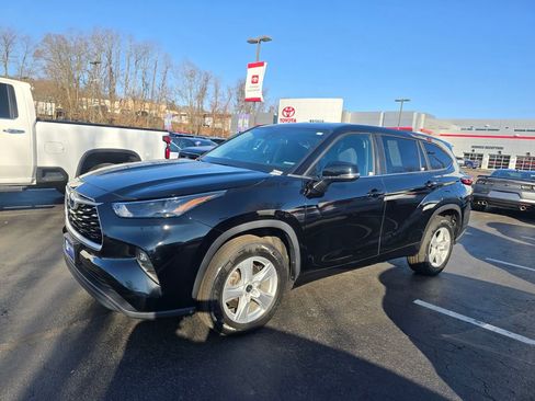 Used 2023 Toyota Highlander LE FWD image 3