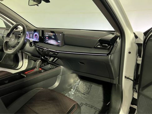 Certified 2025 Nissan Kicks SR FWD image 27