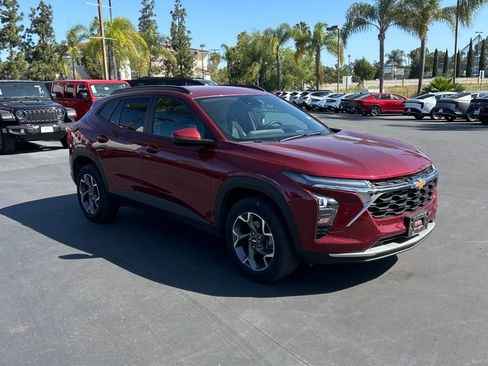 Used 2025 Chevrolet Trax LT w/ LT Convenience Package FWD image 6