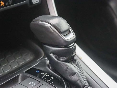 Used 2021 Toyota RAV4 XLE Premium image 19