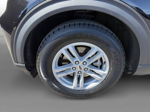 Certified 2023 Ford Explorer XLT RWD image 9
