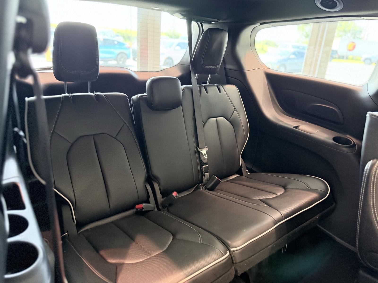 Used 2026 Chrysler Pacifica Limited FWD image 30