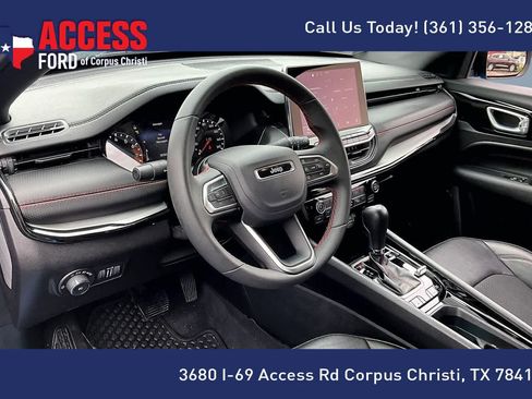 Used 2025 Jeep Compass Trailhawk AWD/4WD image 2