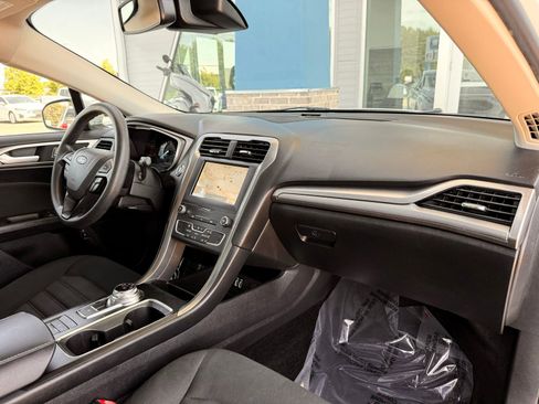 Used 2019 Ford Fusion SE FWD image 22