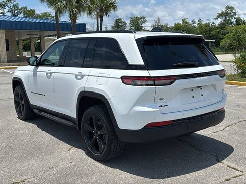 Used 2023 Jeep Grand Cherokee Altitude AWD/4WD image 4