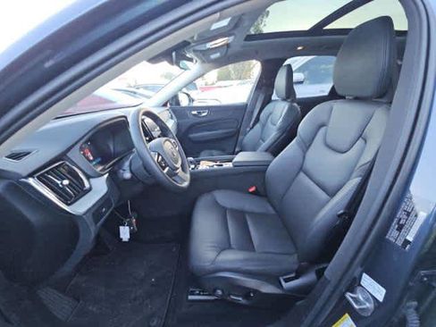 Used 2025 Volvo XC60 B5 Plus image 4