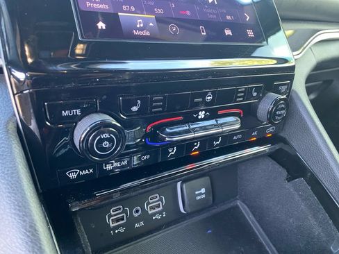 Used 2021 Jeep Grand Cherokee L Laredo RWD image 16