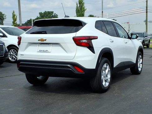 Used 2024 Chevrolet Trax LS w/ LS Convenience Package FWD image 4