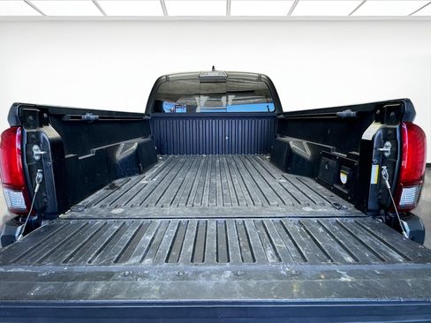 Used 2019 Toyota Tacoma TRD Sport w/ Technology Package image 16