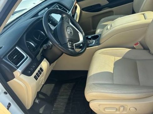Used 2017 Toyota Highlander Limited Platinum w/ Carpet Mat Package AWD/4WD image 4