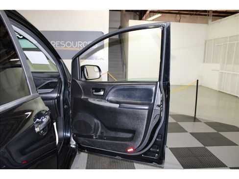 Used 2017 Toyota Sienna SE image 25