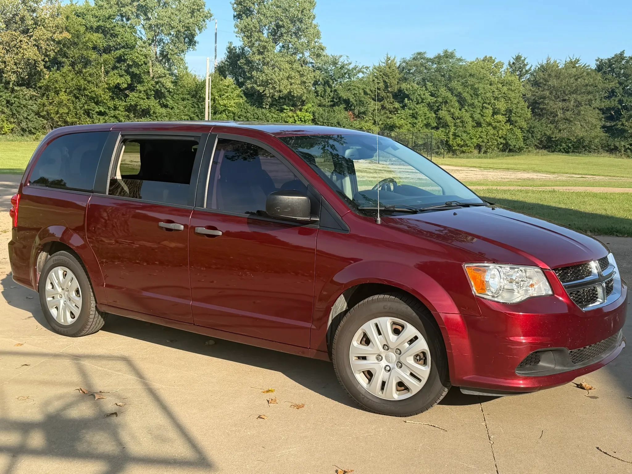 Used 2019 Dodge Grand Caravan SE FWD image 2