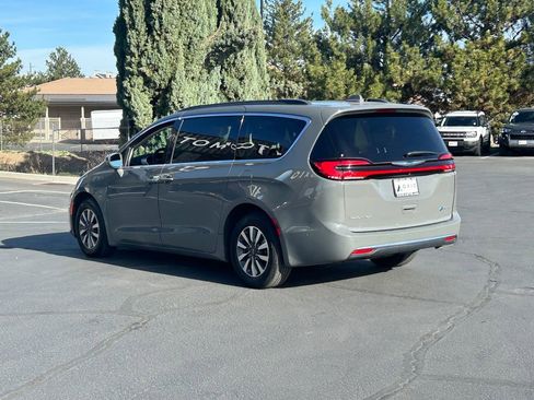 Used 2021 Chrysler Pacifica Touring image 7