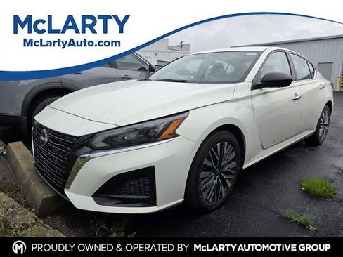 Used 2025 Nissan Altima 2.5 SV FWD image 1