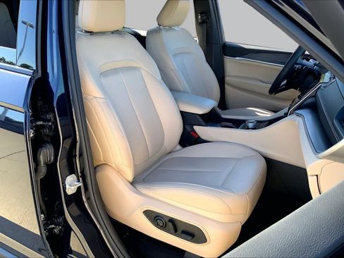 Used 2024 Jeep Grand Cherokee L Limited RWD image 9