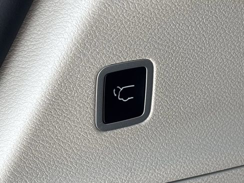 Used 2023 Chrysler Pacifica Touring-L FWD image 9