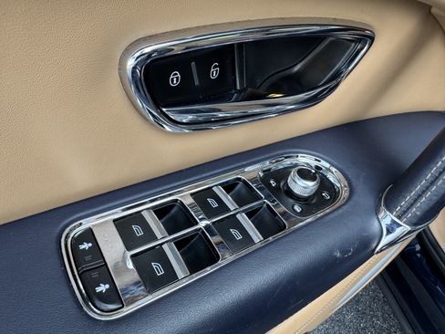 Used 2019 Bentley Bentayga AWD/4WD image 11