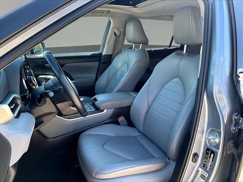 Used 2021 Toyota Highlander XLE AWD/4WD image 25