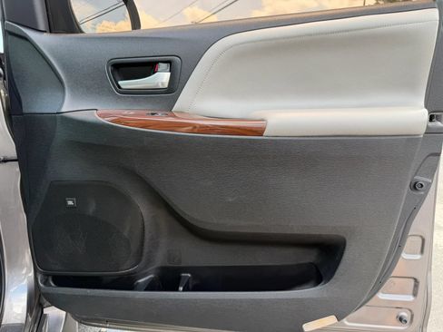 Used 2017 Toyota Sienna AWD image 29