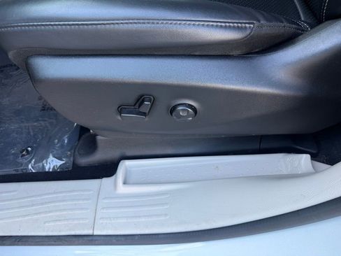 Used 2024 Chrysler Pacifica Touring-L image 6